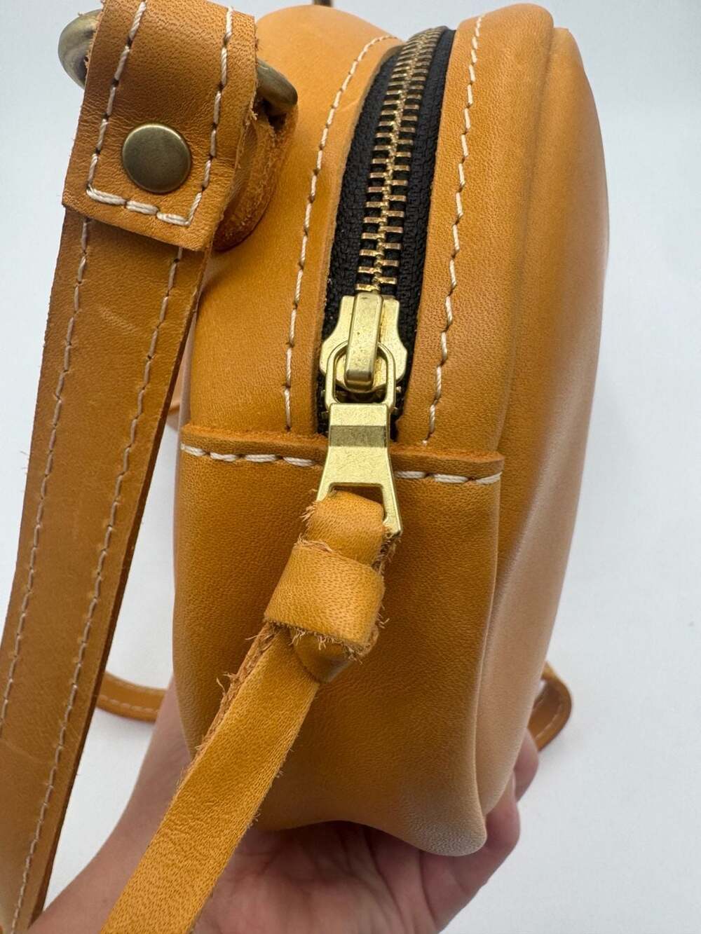 Portland Leather Goods Honey Small Circle Crossbody Full-Grain Leather Bag - Picture 5 of 9
